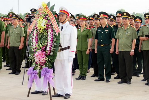 Đại diện các đơn vị tham dự hội trại dâng hương tại Nghĩa trang liệt sĩ tỉnh Quảng Nam